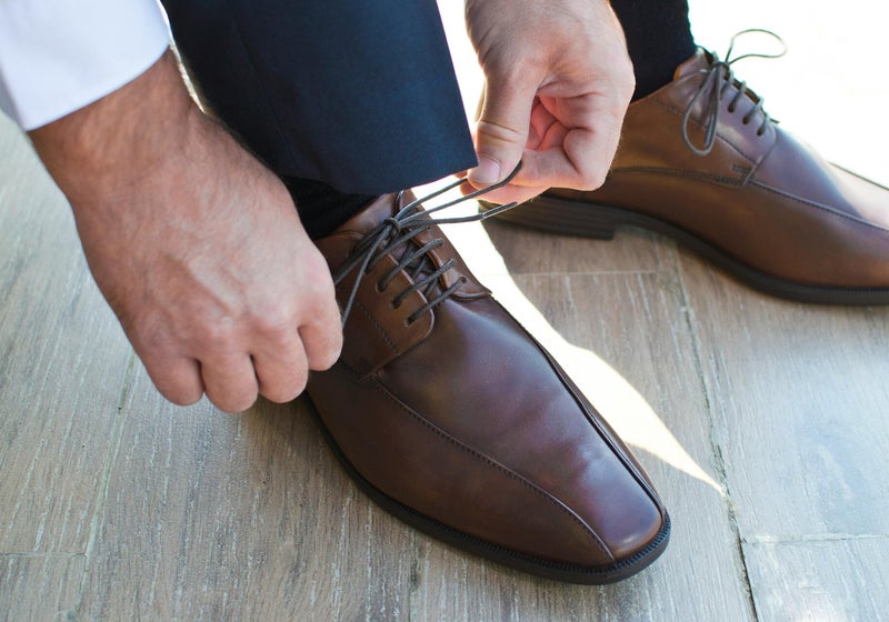 Détail de chaussures en cuir et de leurs lacets