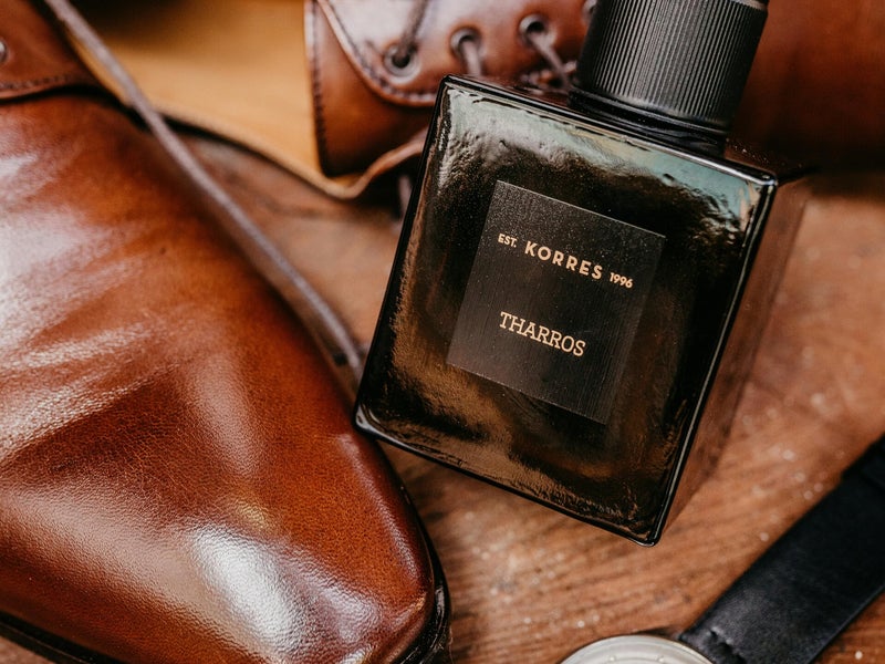 Accessoire et chaussure en cuir brun, détail de matière